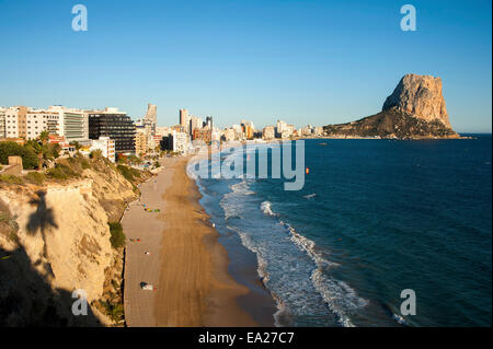 Kitesurfer vor den Penon de Ifach (Penyal zweifellos) am "Playa Arenal-Bol" Strand von Calp an der Costa Blanca, Alicante Stockfoto