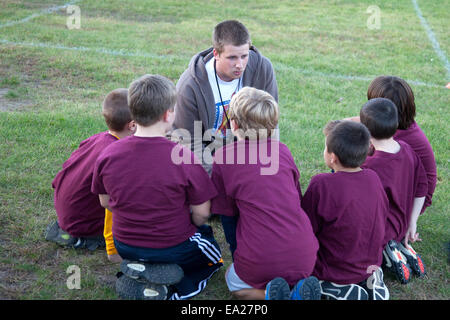 Teen Trainer unterrichten seine jungen-Fußballmannschaft 8 Jahre. St Paul Minnesota MN USA Stockfoto