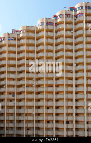 Außenfassade mit Satellitenschüsseln auf dem Balkon im Hochhaus in Benidorm an der Costa Blanca, Provinz Alicante, Spai Stockfoto