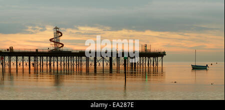 Panorama der wunderschönen Sonnenuntergang bei Herne Bay Pier, Kent, UK. Stockfoto