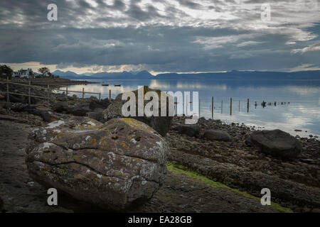 Felsen an der Küste bei Milton, Applecross mit Isle of Raasay im Hintergrund, Schottland Stockfoto