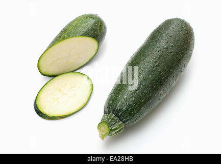 In Scheiben geschnitten und ganzen gewaschenen Zucchini auf weiß (Cucurbita Pepo) Stockfoto