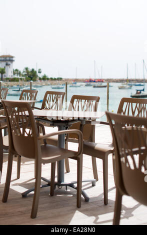 Leere Straße Terrasse am Meer. Stockfoto