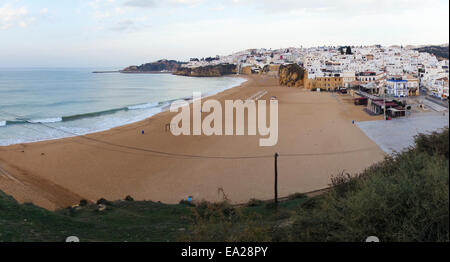 Die Stadt Albufeira bei Sonnenuntergang. Algarve. Süd-Portugal. Stockfoto