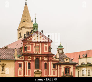 die Außenfassade des Saint George Basilica: rote und gelbe Farben in einem düsteren und regnerischen Tag Stockfoto