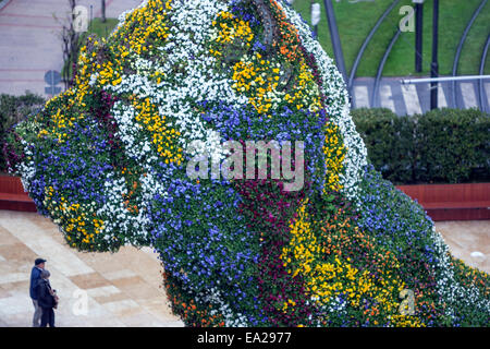 Welpen von Jeff Koons vor dem Guggenheim-Museum Bilbao-Haupteingang. Von kanadisch-amerikanischen Architekten Frank Gehry entworfen, Stockfoto