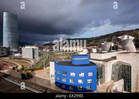 Guggenheim-Museum und Iberdrola Tower von der Silken Gran Hotel Domine Terrasse Stockfoto