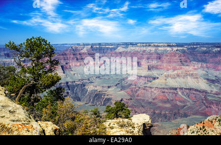 Dramatischen Blick auf den Grand Canyon vom South Rim an einem sonnigen Tag Stockfoto