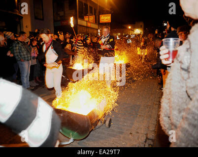 Lewes, Sussex, UK. 5. November 2014. Das Mens brennenden Teer Lauf Rennen findet bei den jährlichen Lewes Bonfire Feierlichkeiten Stockfoto