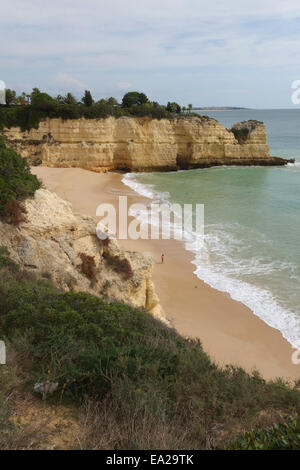 Strand von Kapelle Nossa Senhora da Rocha in Armação de Pêra. Algarve, Portugal. Stockfoto