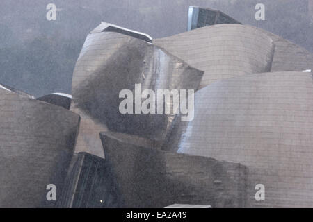 Blick auf das Guggenheim-Museum in einem regnerischen Tag im Silken Gran Hotel Domine Restaurant Stockfoto