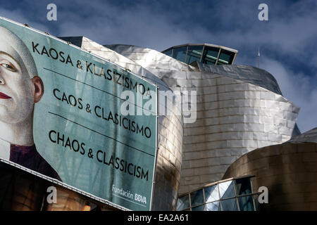 Chaos oder Klassik-Ausstellung im Guggenheim-Museum Bilbao Haupteingang. Von kanadisch-amerikanischen Architekten Frank Gehry entworfen, Stockfoto