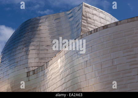Titan-Struktur des Guggenheim Museum Bilbao Haupteingang. Von kanadisch-amerikanischen Architekten Frank Gehry entworfen, Stockfoto