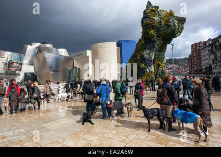 Welpen von Jeff Koons vor dem Guggenheim-Museum Bilbao-Haupteingang. Von kanadisch-amerikanischen Architekten Frank Gehry entworfen, Stockfoto