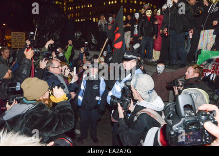Trafalgar Square, London, UK. 5. November 2014. Aktivisten aus der Gruppe Anonymous versammeln sich in Trafalgar Square für den 5. November Million Maske März. Bildnachweis: Matthew Chattle/Alamy Live-Nachrichten Stockfoto