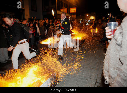 Lewes, Sussex, UK. 5. November 2014. Das Mens brennenden Teer Lauf Rennen findet bei den jährlichen Lewes Bonfire Feierlichkeiten Stockfoto