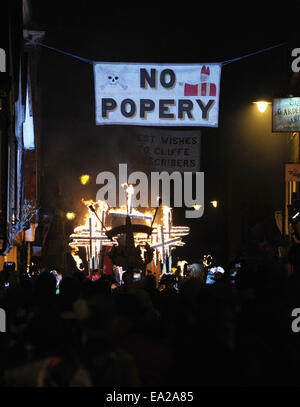 Lewes, Sussex, UK. 5. November 2014. Kein Papsttum Banner an der jährlichen Lewes Bonfire feiern und Paraden Stockfoto