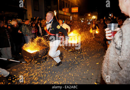 Lewes, Sussex, UK. 5. November 2014. Das Mens brennenden Teer Lauf Rennen findet bei den jährlichen Lewes Bonfire Feierlichkeiten Stockfoto