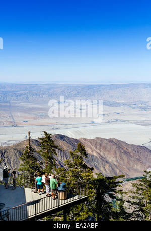 Blick über Palm Springs vom oberen Rand der Palm Springs Aerial Tramway, Riverside County, Southern California, USA Stockfoto