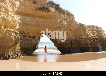 Frau in der Höhle, Praia da Rocha, Felsstrand in Algarve in Portimao, Portugal. Stockfoto