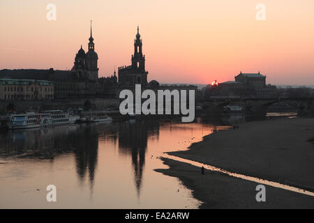 Sonnenuntergang über der Elbe in Dresden, Sachsen, Deutschland. Stockfoto