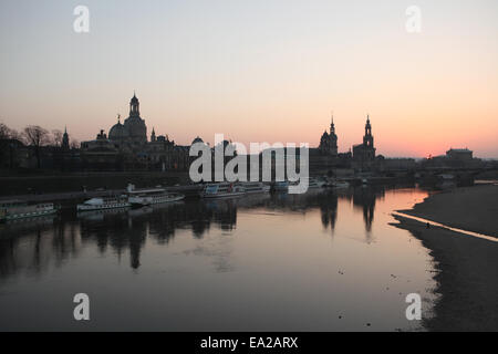 Sonnenuntergang über der Elbe in Dresden, Sachsen, Deutschland. Stockfoto