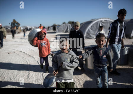 Suruc, Türkei. 5. November 2014. Syrische Kurden Jungs aus der Kobane Fuß in einem Flüchtlingslager in der Stadt Suruc nahe der Grenze zu Türkei-Syrien am 5. November 2014. Bildnachweis: Konstantinos Tsakalidis/Alamy Live-Nachrichten Stockfoto