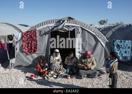 Suruc, Türkei. 5. November 2014. Eine syrische kurdischen Familie aus Kobane Bereich sitzen vor einem Zelt in einem Flüchtlingslager in der Stadt Suruc nahe der Grenze zu Türkei-Syrien am 5. November 2014. Bildnachweis: Konstantinos Tsakalidis/Alamy Live-Nachrichten Stockfoto