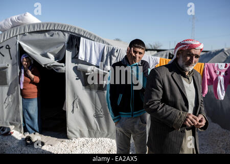 Suruc, Türkei. 5. November 2014. Syrische Kurden aus dem Kobane Bereich in einem Flüchtlingslager in der Stadt Suruc nahe der Türkei-Syrien-Grenze am 5. November 2014. Bildnachweis: Konstantinos Tsakalidis/Alamy Live-Nachrichten Stockfoto