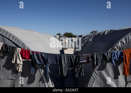 Suruc, Türkei. 5. November 2014. Kleidung außerhalb der Zelte in einem Flüchtlingslager in der Stadt Suruc nahe der Türkei-Syrien-Grenze am 5. November 2014. Bildnachweis: Konstantinos Tsakalidis/Alamy Live-Nachrichten Stockfoto