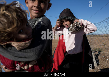 Suruc, Türkei. 5. November 2014. Syrischen kurdischen Kindern aus der Kobane Fuß in einem Flüchtlingslager in der Stadt Suruc nahe der Grenze zu Türkei-Syrien am 5. November 2014. Bildnachweis: Konstantinos Tsakalidis/Alamy Live-Nachrichten Stockfoto