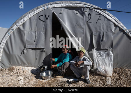 Suruc, Türkei. 5. November 2014. Syrischen kurdischen Flüchtlingen aus Kobane Bereich in einem Flüchtlingslager in der Stadt Suruc nahe der Türkei-Syrien-Grenze am 5. November 2014. Bildnachweis: Konstantinos Tsakalidis/Alamy Live-Nachrichten Stockfoto