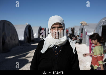 Suruc, Türkei. 5. November 2014. Einen älteren syrischen kurdischen Frau aus der Kobane schaut zu, wie er in einem Flüchtlingslager in der Stadt Suruc nahe der Grenze zu Türkei-Syrien am 5. November 2014 steht. Bildnachweis: Konstantinos Tsakalidis/Alamy Live-Nachrichten Stockfoto