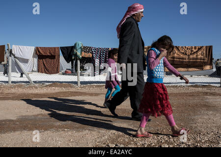 Suruc, Türkei. 5. November 2014. Syrischen kurdischen Flüchtlingen aus Kobane Bereich vorbeigehen ein Flüchtlingslager in der Stadt Suruc nahe der Grenze zu Türkei-Syrien am 5. November 2014. Bildnachweis: Konstantinos Tsakalidis/Alamy Live-Nachrichten Stockfoto