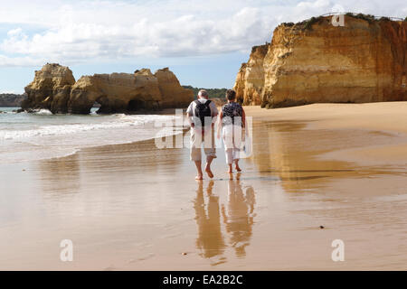 Älteres Paar zu Fuß in Praia da Rocha, Felsstrand in Algarve in Portimao, Portugal Stockfoto