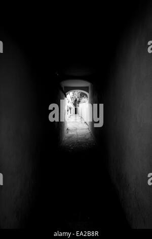 Schwarz / weiß-Tunnel in der Altstadt von Lissabon, Portugal Stockfoto