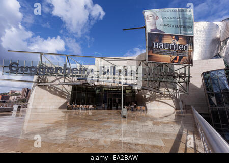 Guggenheim-Museum Bilbao Haupteingang. Von kanadisch-amerikanischen Architekten Frank Gehry entworfen, Stockfoto