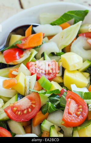 Auflaufform mit frischem Gemüse und Löffel Stockfoto