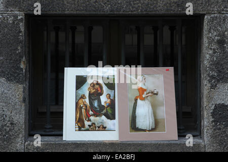 Sixtinische Madonna von Raffael und das Schokoladenmädchen von Jean-Étienne Liotard in einen Souvenir-Shop in Dresden, Sachsen, Deutschland. Stockfoto