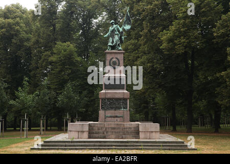 Denkmal für sowjetische Soldaten im zweiten Weltkrieg gefallenen deutschen Bildhauers Otto Rost am Olbrichtplatz in Dresden, Sachsen, Deutschland. Stockfoto