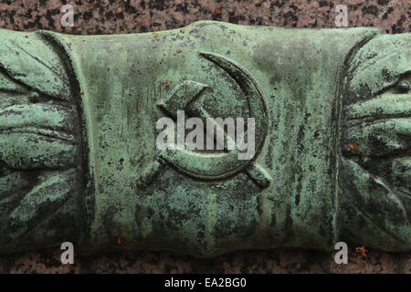 Hammer und Sichel. Denkmal für sowjetische Soldaten gefallenen im zweiten Weltkrieg am Olbrichtplatz in Dresden, Sachsen, Deutschland. Stockfoto