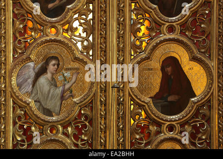 Verkündigung. Symbole in den Heiligen Pforten der Marmor Ikonostase in der russischen orthodoxen Kirche in Dresden, Sachsen, Deutschland. Stockfoto