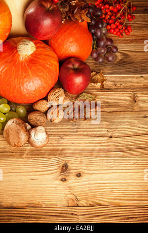 Herbst-Konzept von oben geschossen. Mischung aus Kürbissen, Obst und Gemüse auf Holztisch. Stockfoto