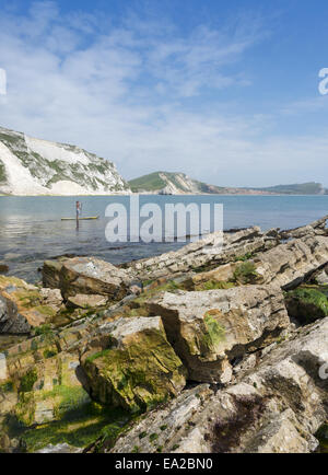 Mann-Paddling um Mupe Felsvorsprüngen in Mupe Bucht mit Blick in Richtung Worbarrow Bay in Dorset England UK Stockfoto