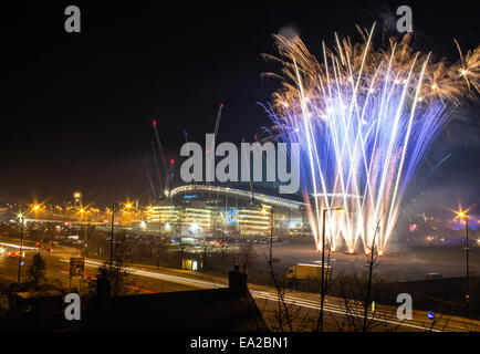 Etihad Stadium und Feuerwerk vor Bonfire Night Champions League Spiel Manchester City gegen ZSKA Moskau. Stockfoto