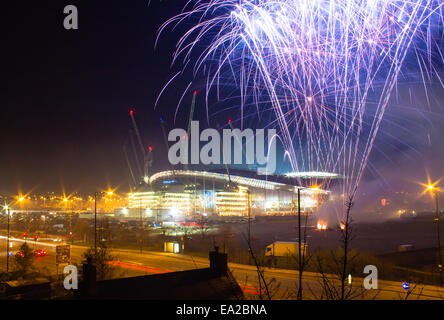 Etihad Stadium und Feuerwerk vor Bonfire Night Champions League Spiel Manchester City gegen ZSKA Moskau. Stockfoto