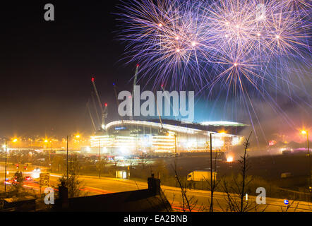 Etihad Stadium und Feuerwerk vor Bonfire Night Champions League Spiel Manchester City gegen ZSKA Moskau. Stockfoto