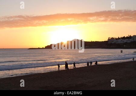 Die Stadt Albufeira bei Sonnenuntergang mit Fischer Fischer. Algarve. Süd-Portugal. Stockfoto