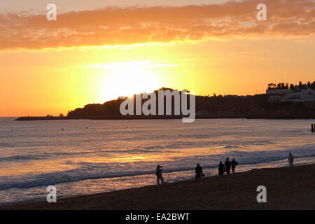 Die Stadt Albufeira bei Sonnenuntergang mit Fischer Fischer. Algarve. Süd-Portugal. Stockfoto