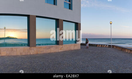 Sonnenuntergang in Hotal Fenster in der Stadt Albufeira Algarve wider. Süd-Portugal. Stockfoto